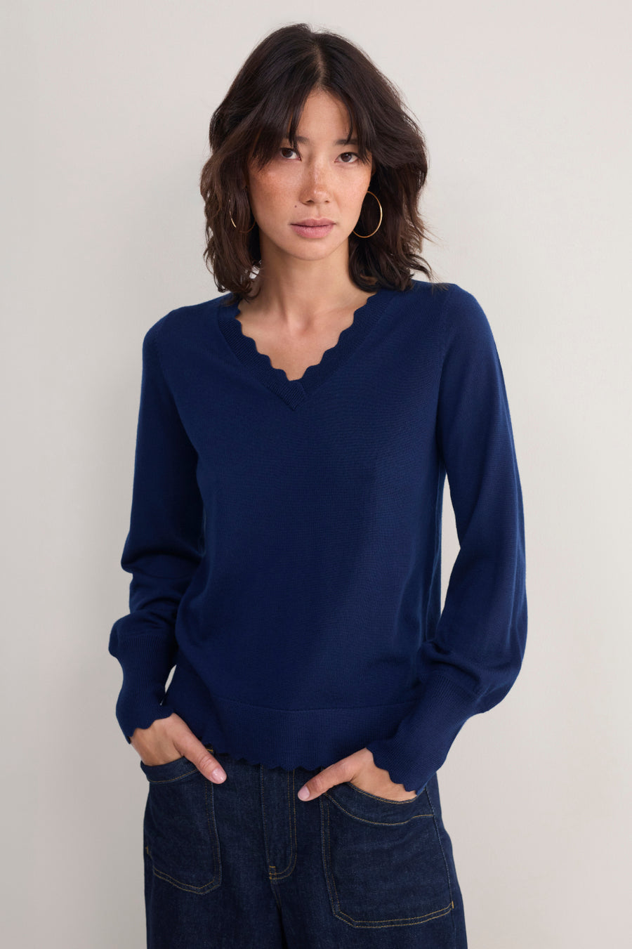 Fleurine Scallop V-Neck Jumper - Midnight