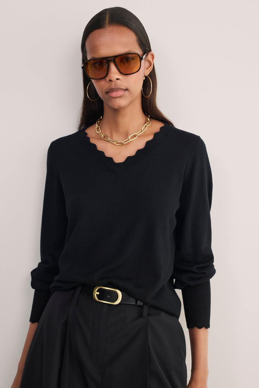 Fleurine Scallop V-Neck Jumper - Black