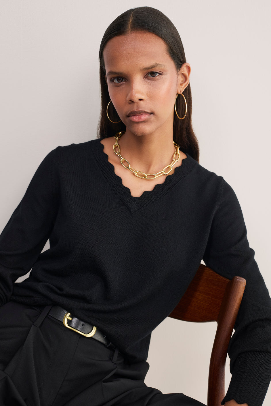 Fleurine Scallop V-Neck Jumper - Black